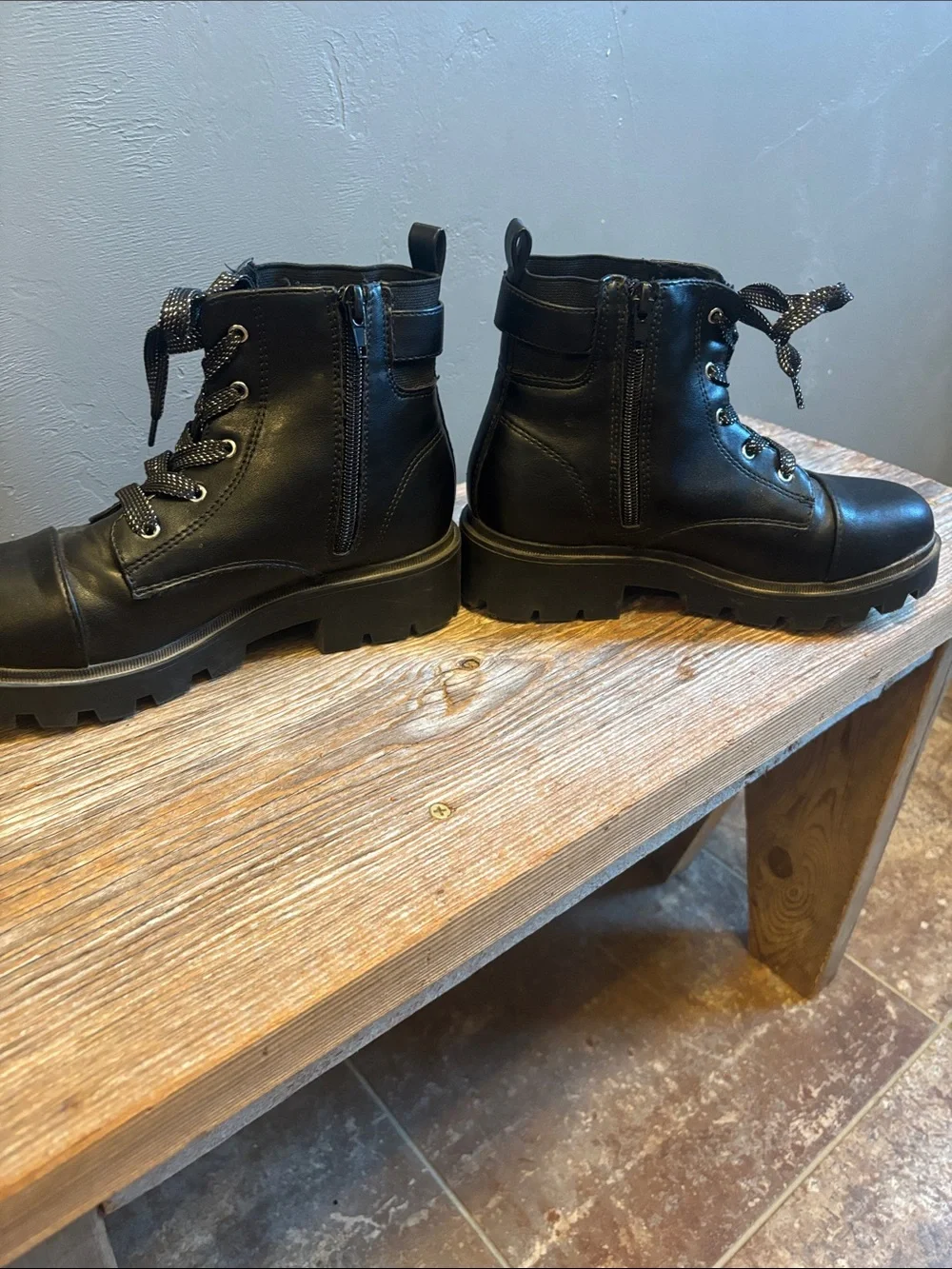 Girls boots size 4
